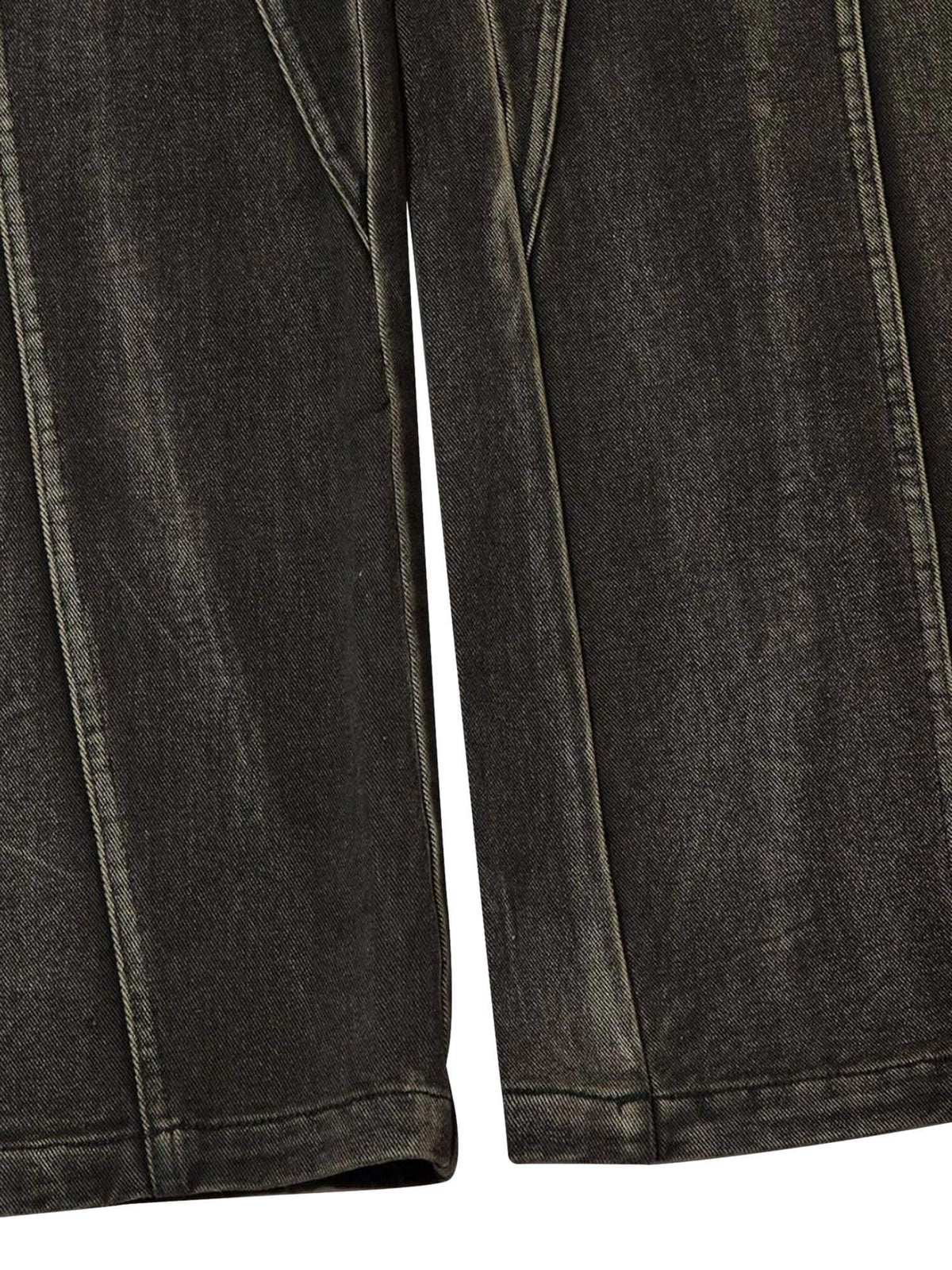 Jeans acampanados (flare) stacked negro lavado con costuras curvas – detalle de la pierna | XoKool
