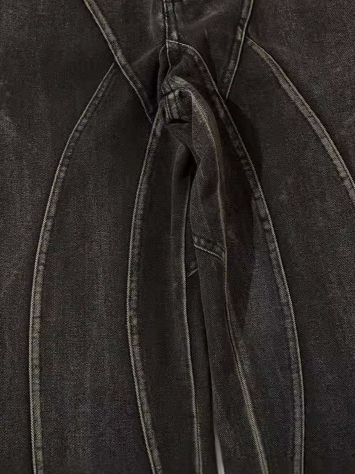 Jeans acampanados (flare) con costuras curvas – detalle de las costuras | XoKool