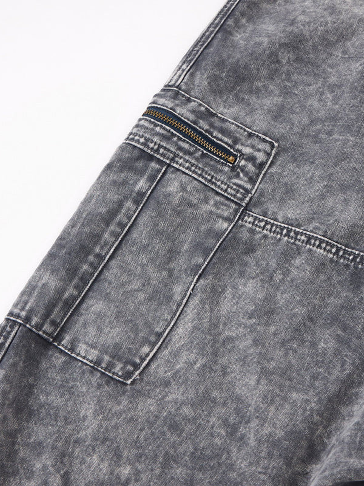 Acid Wash Barrel Jeans mit Reißverschlusstasche – Nahaufnahme der seitlichen Reißverschlusstasche | XoKool