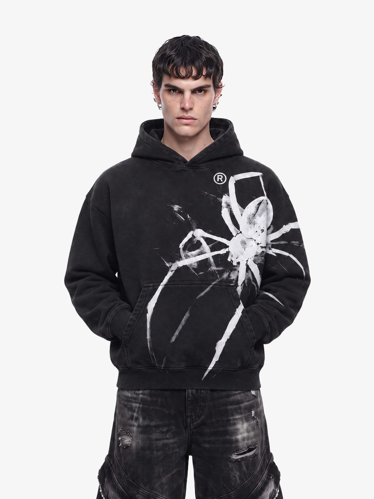 Hoodie negro acid wash con gráfico de araña pintada – en modelo, frente | XoKool