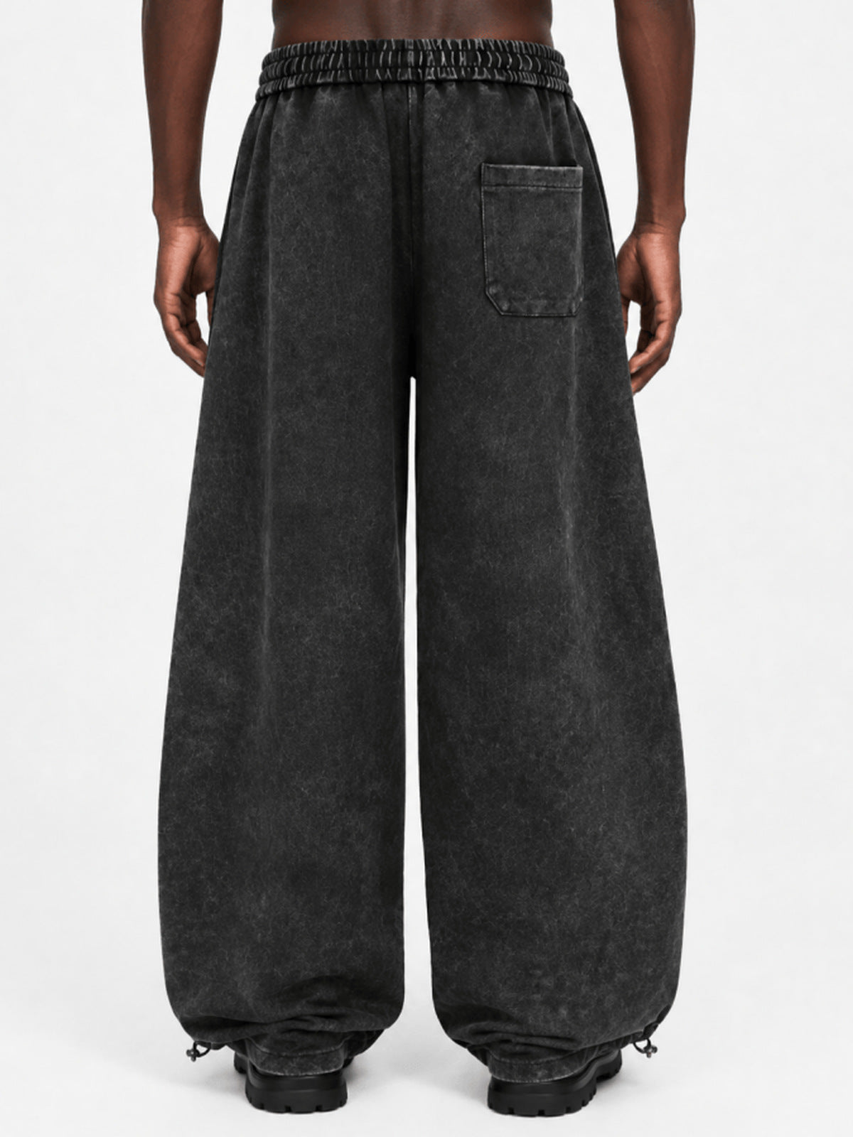 Pantalones deportivos acid wash con estampado de cruz – en modelo, trasera | XoKool