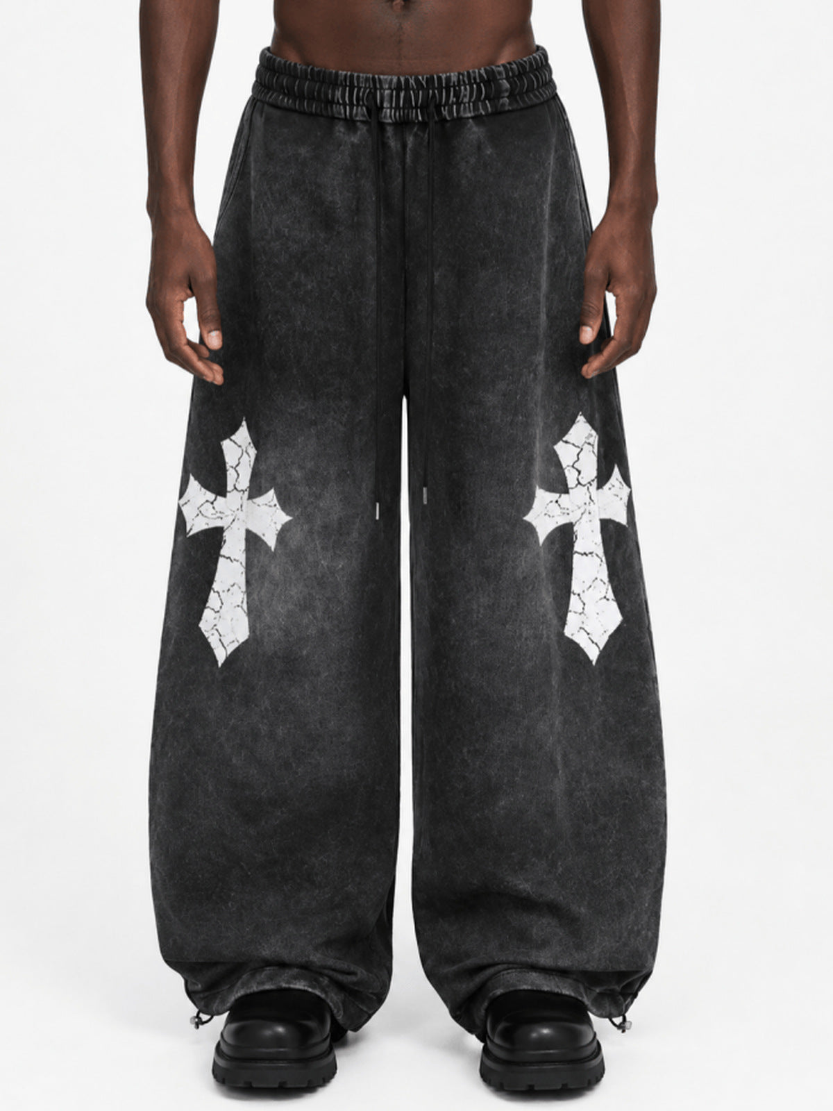 Acid Wash Jogginghose mit Kreuz-Print – am Model, Vorderseite | XoKool