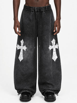 Pantalones deportivos acid wash con estampado de cruz – en modelo, frontal | XoKool