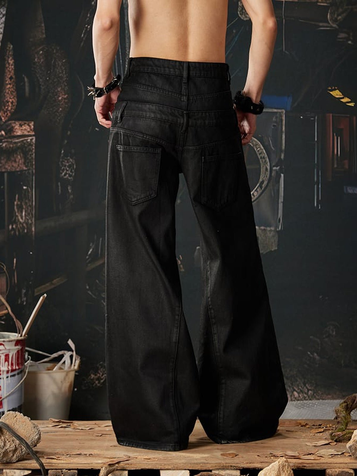 Acid Wash Wide Leg Jeans – Schwarz am Model, Rückansicht | XoKool