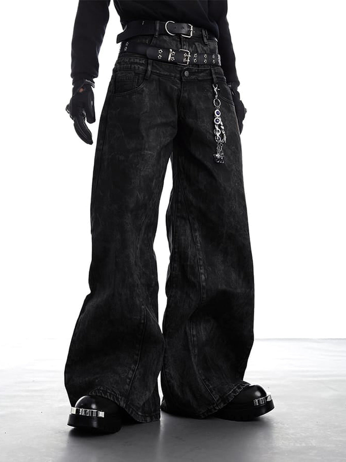 Acid Wash Wide Leg Jeans – Schwarz am Model, Vorderansicht mit Kette | XoKool