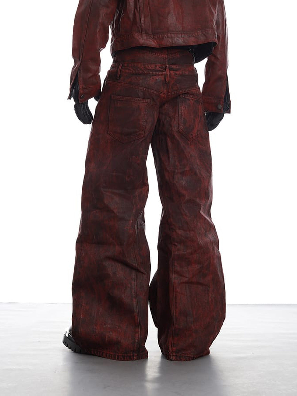 Acid Wash Wide Leg Jeans – Burgunderrot am Model, Rückansicht | XoKool