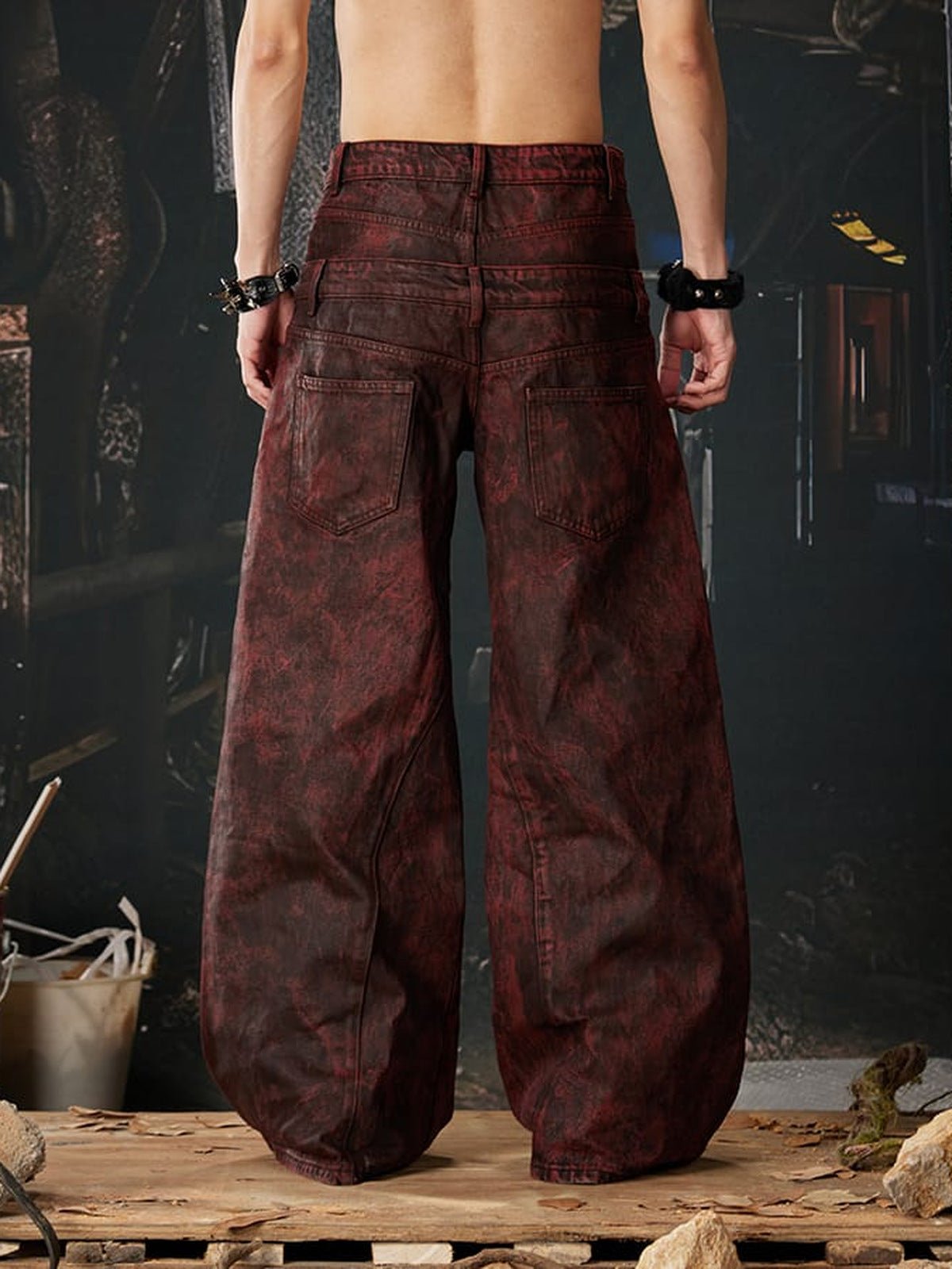 Acid Wash Wide Leg Jeans – Burgunderrot am Model, Rückansicht | XoKool