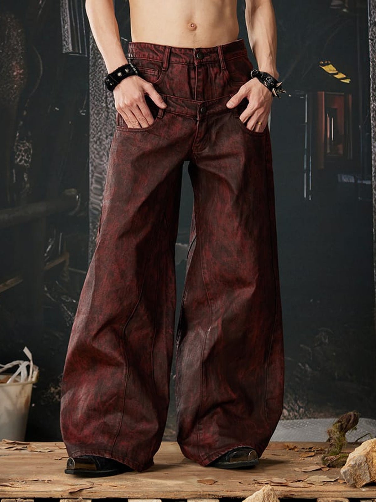 Acid Wash Wide Leg Jeans – Burgunderrot am Model, Vorderansicht | XoKool