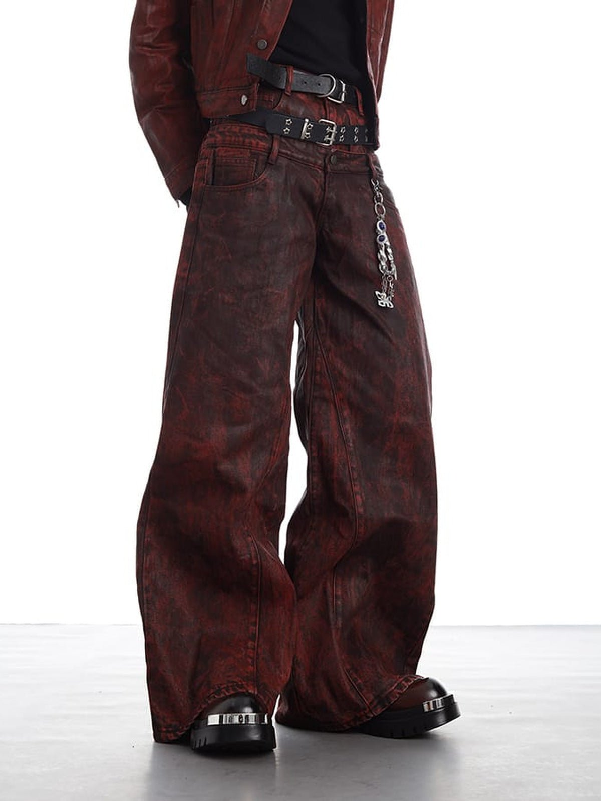 Acid Wash Wide Leg Jeans mit doppeltem Bund – Burgunderrot am Model, Vorderansicht | XoKool