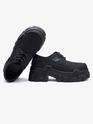 Zapatos chunky con plataforma y suela con tacos, todo negro – par, uno inclinado mostrando la suela | XoKool