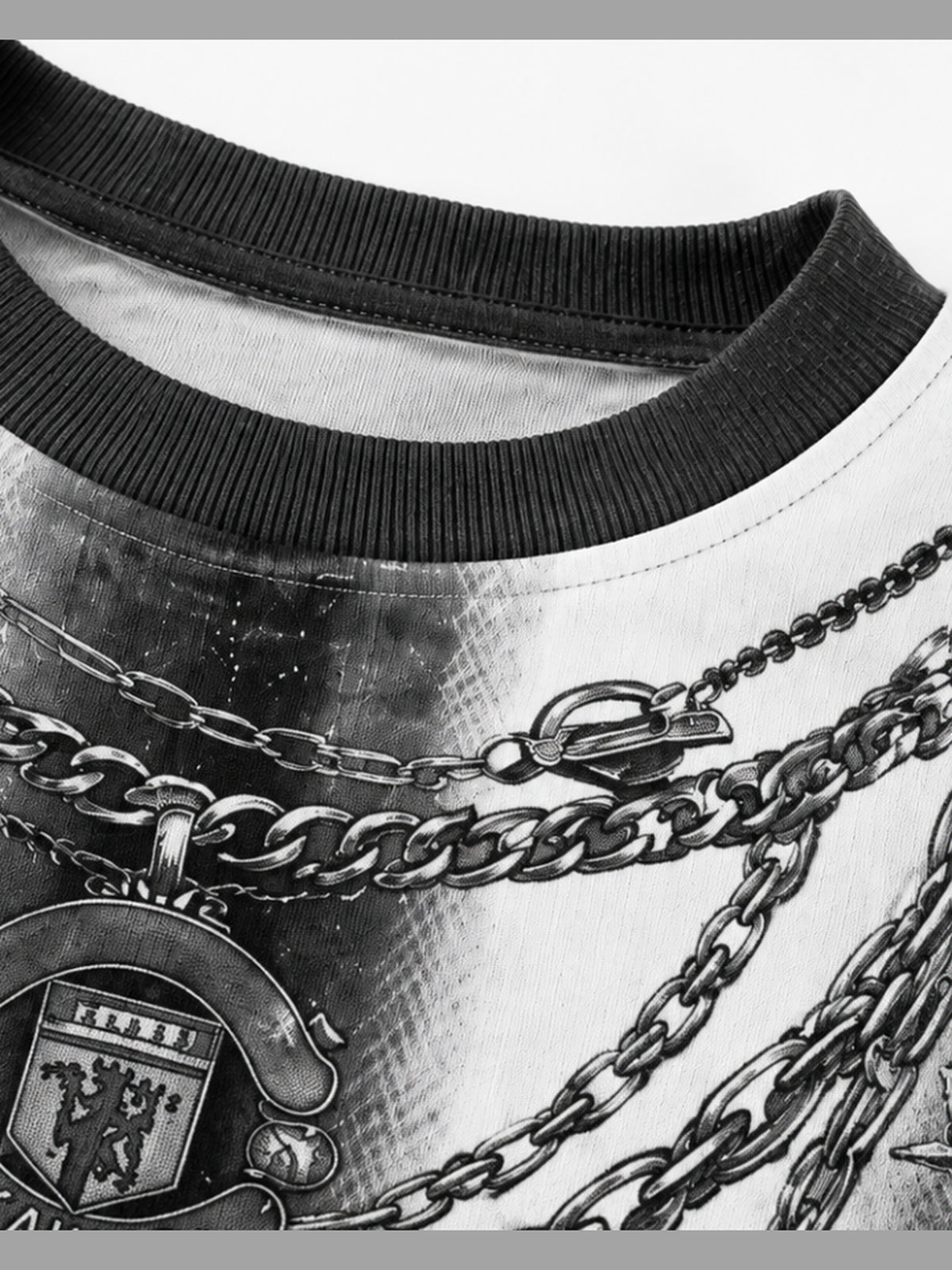 Camiseta de manga larga con estampado integral y gráfico de cadena – detalle del cuello y del estampado de cadena y escudo | XoKool