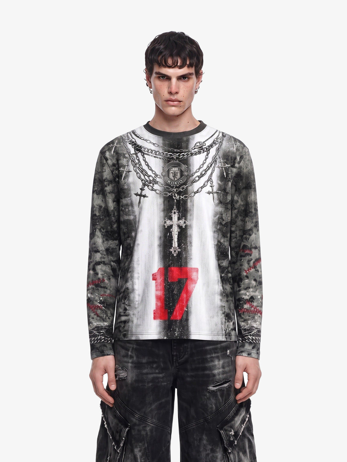 Camiseta de manga larga con estampado integral y gráfico de cadena – en modelo de frente | XoKool