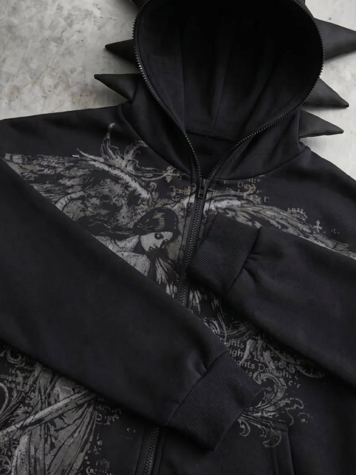 Zip Hoodie mit Engel-Grafik und Spikes an der Kapuze – Flat Lay, Kapuze und Grafik | XoKool