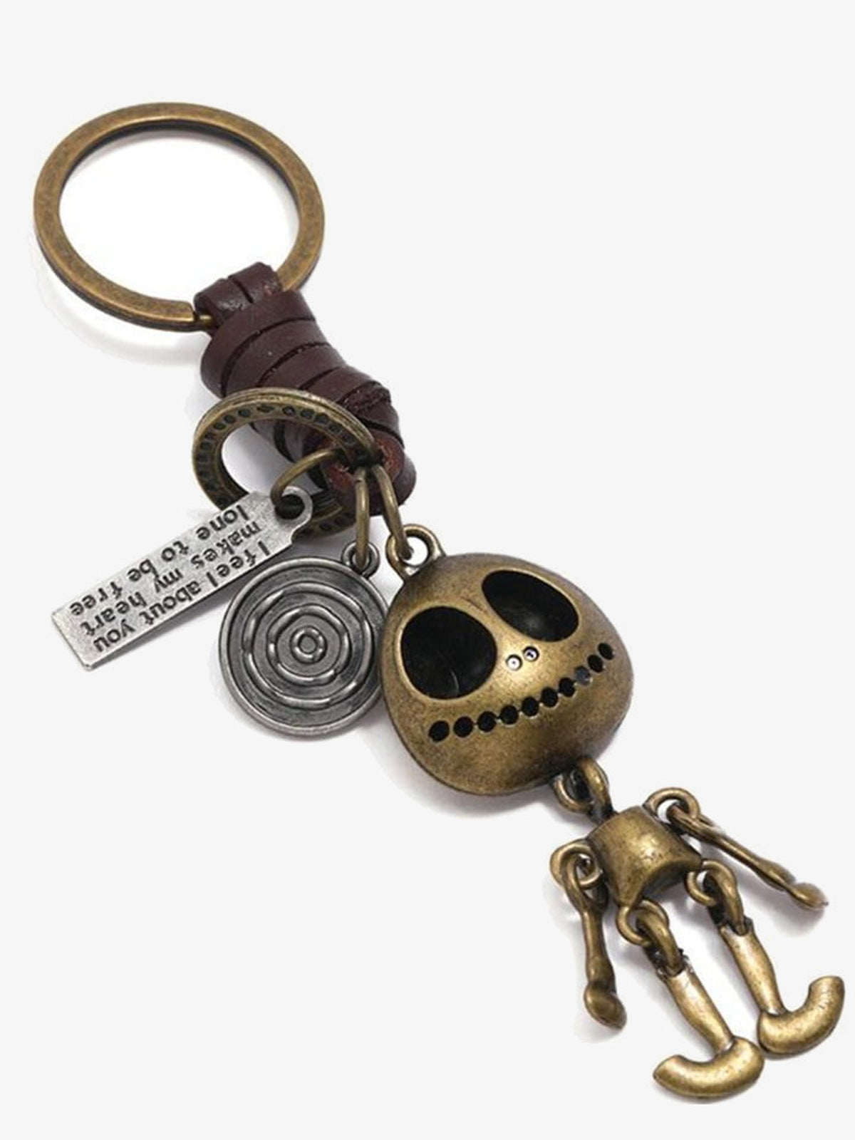 Schlüsselanhänger Totenkopf in antikem Bronze mit Lederschlaufe – Produktansicht flach auf Weiß | XoKool
