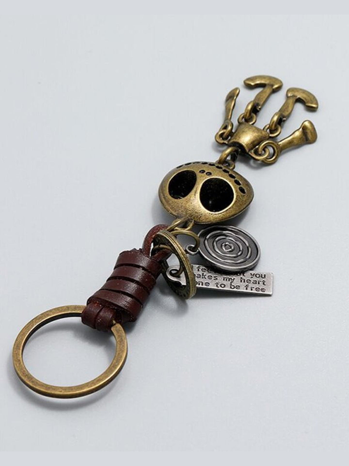 Totenkopf-Schlüsselanhänger in Antik-Bronze mit Lederschlaufe – Produkt flach, Rückseite | XoKool