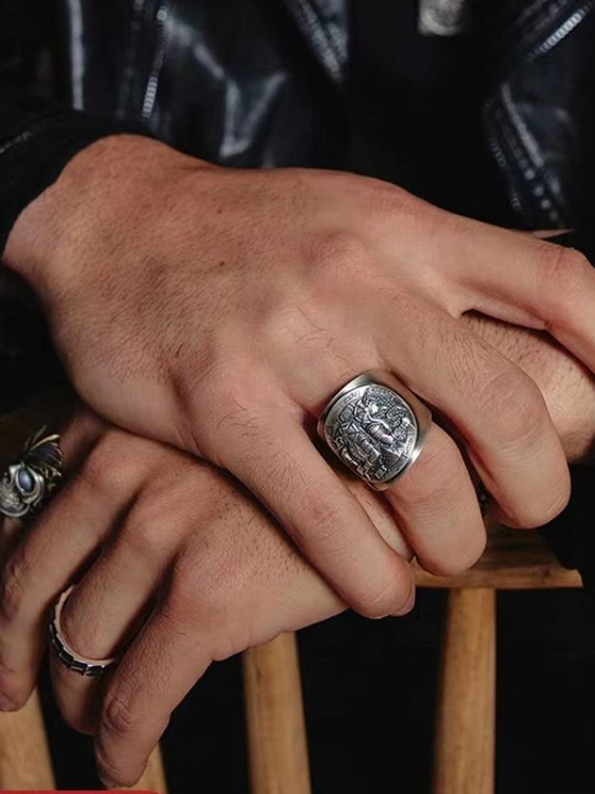 Ring mit ägyptischer Münze in antikem Silberton – an der Hand des Models | XoKool