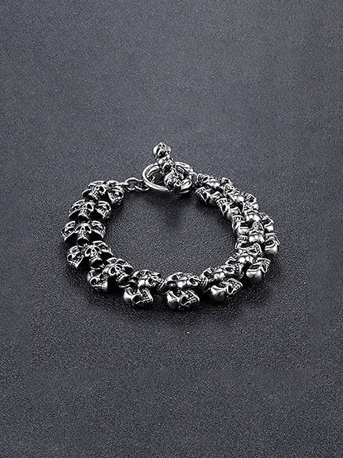 Skull link bracelet – closed on dark surface | XoKool