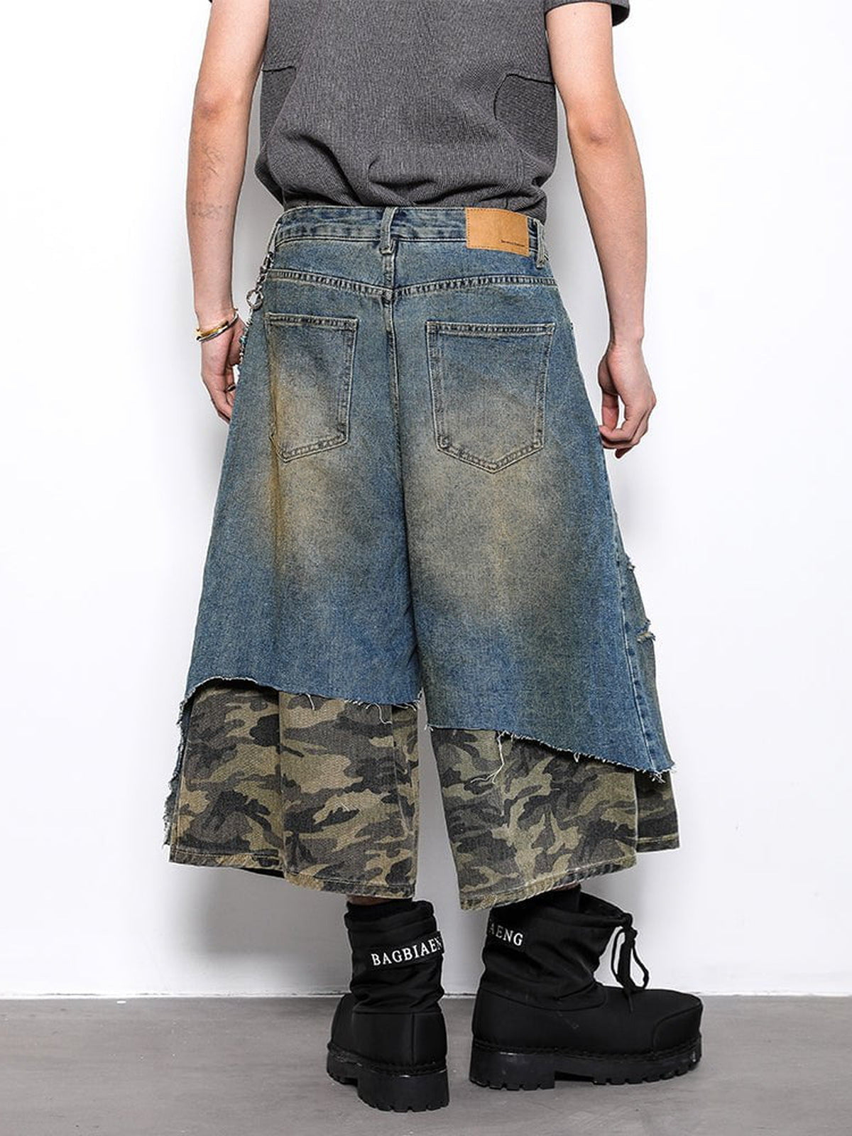 Asymmetrische Distressed Jorts mit Camo-Layer – am Model, Rückseite | XoKool