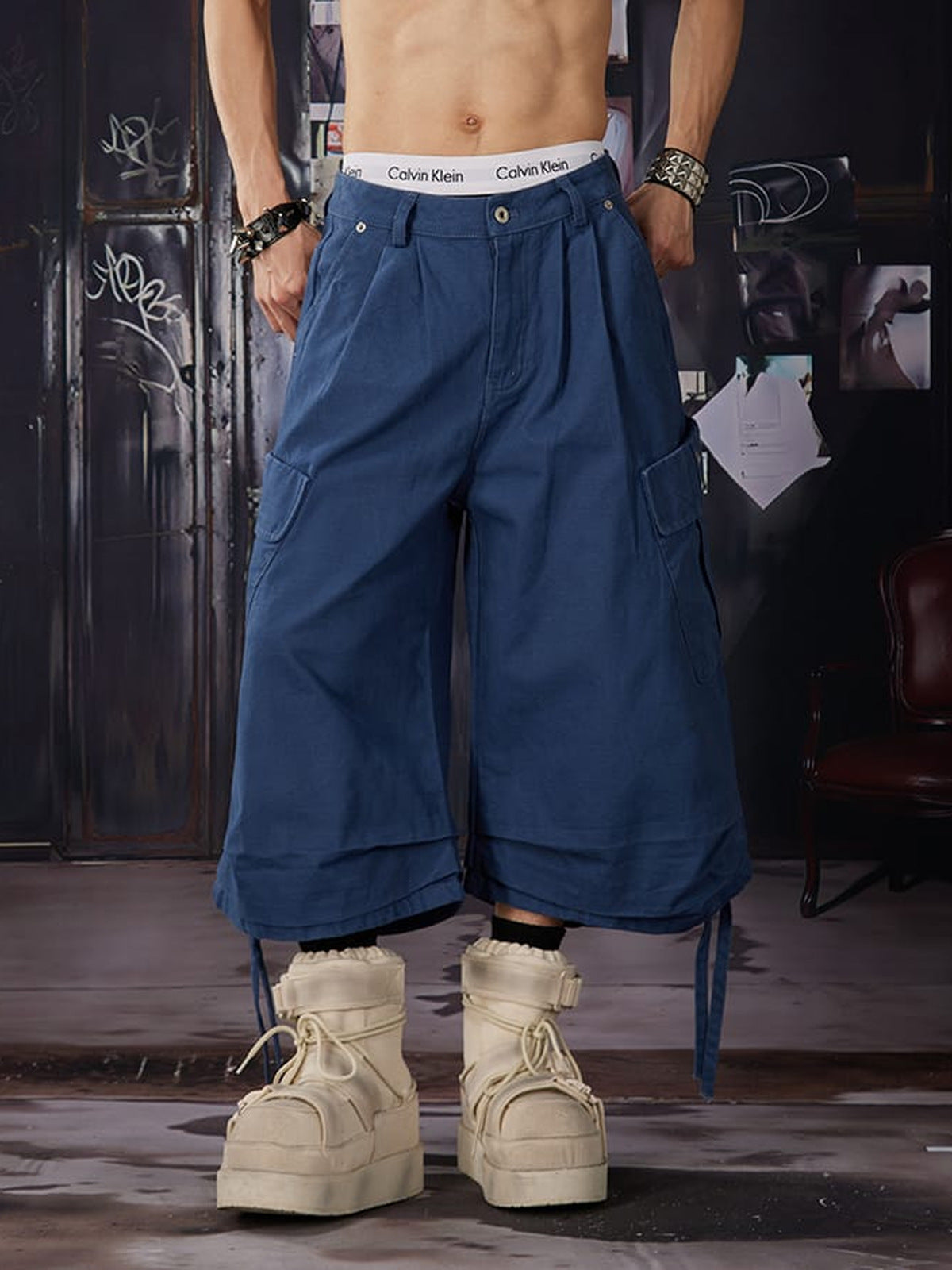 Pleated cargo shorts – Blue on model, front | XoKool