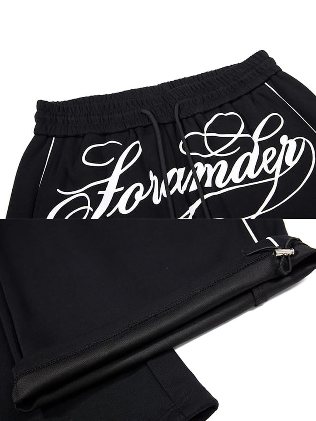 Baggy Trainingshose – Schwarz, Detailaufnahmen Frontprint und Saumreißverschluss | XoKool