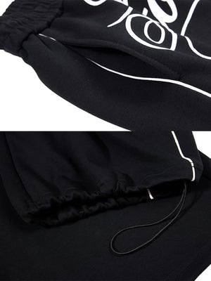 Baggy Trainingshose – Schwarz, Detailaufnahmen Print und Saum | XoKool