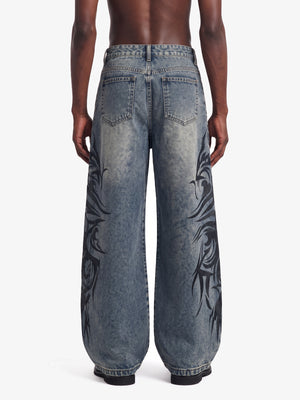 Tribal Jeans – Blau, am Model, Rückseite | XoKool