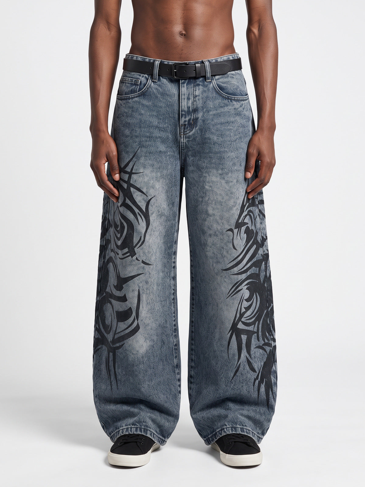 Baggy Tribal Jeans in Sand Wash oder Blue Wash – Blau, am Model, Vorderseite | XoKool