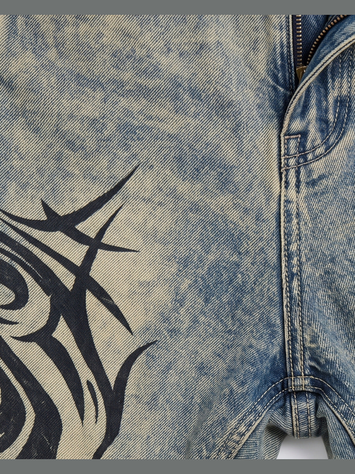 Tribal Jeans – Sand Washed, Print und Reißverschluss Nahaufnahme | XoKool
