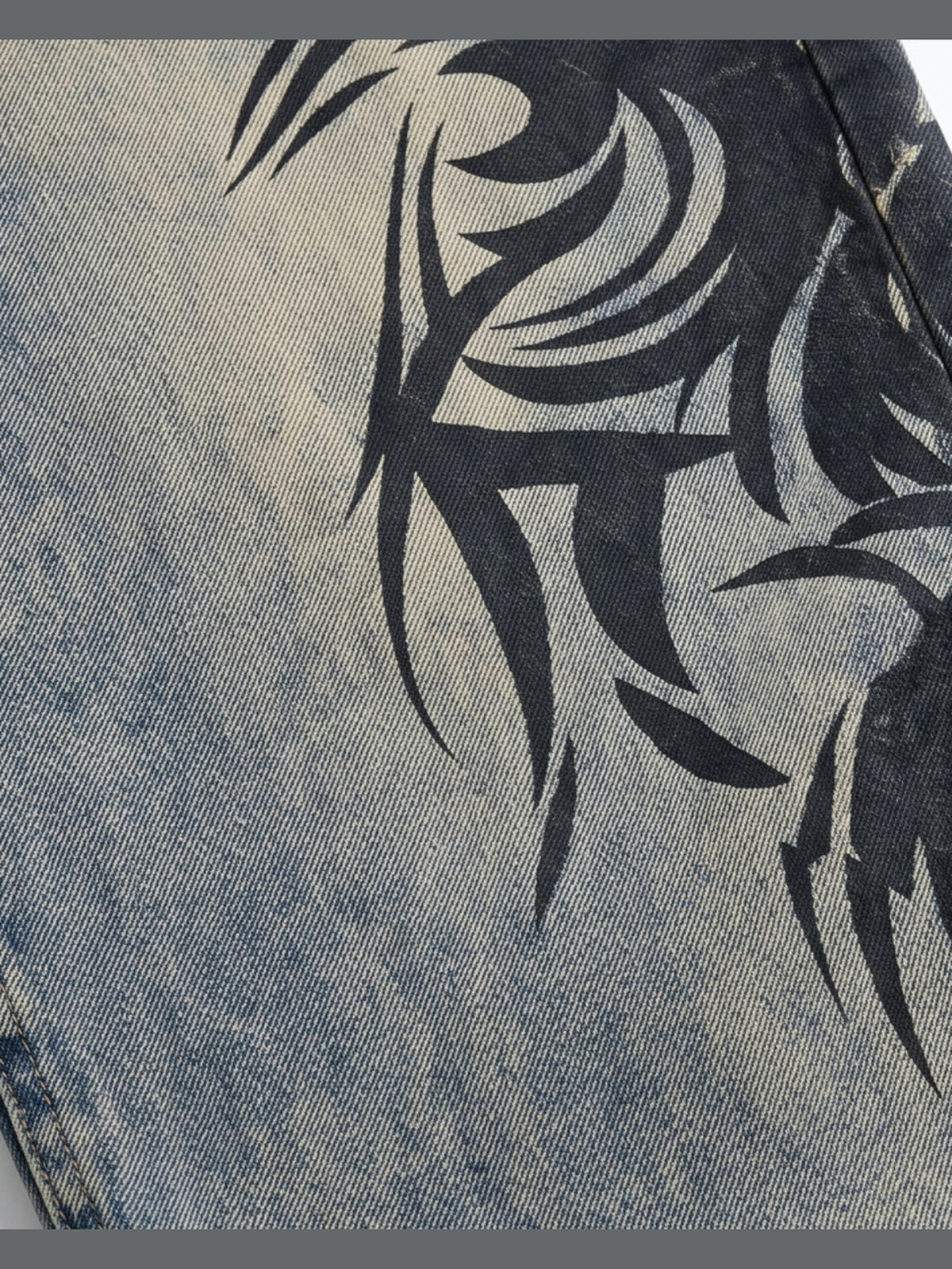 Tribal Jeans – Sand Washed, Tribal-Print Nahaufnahme | XoKool