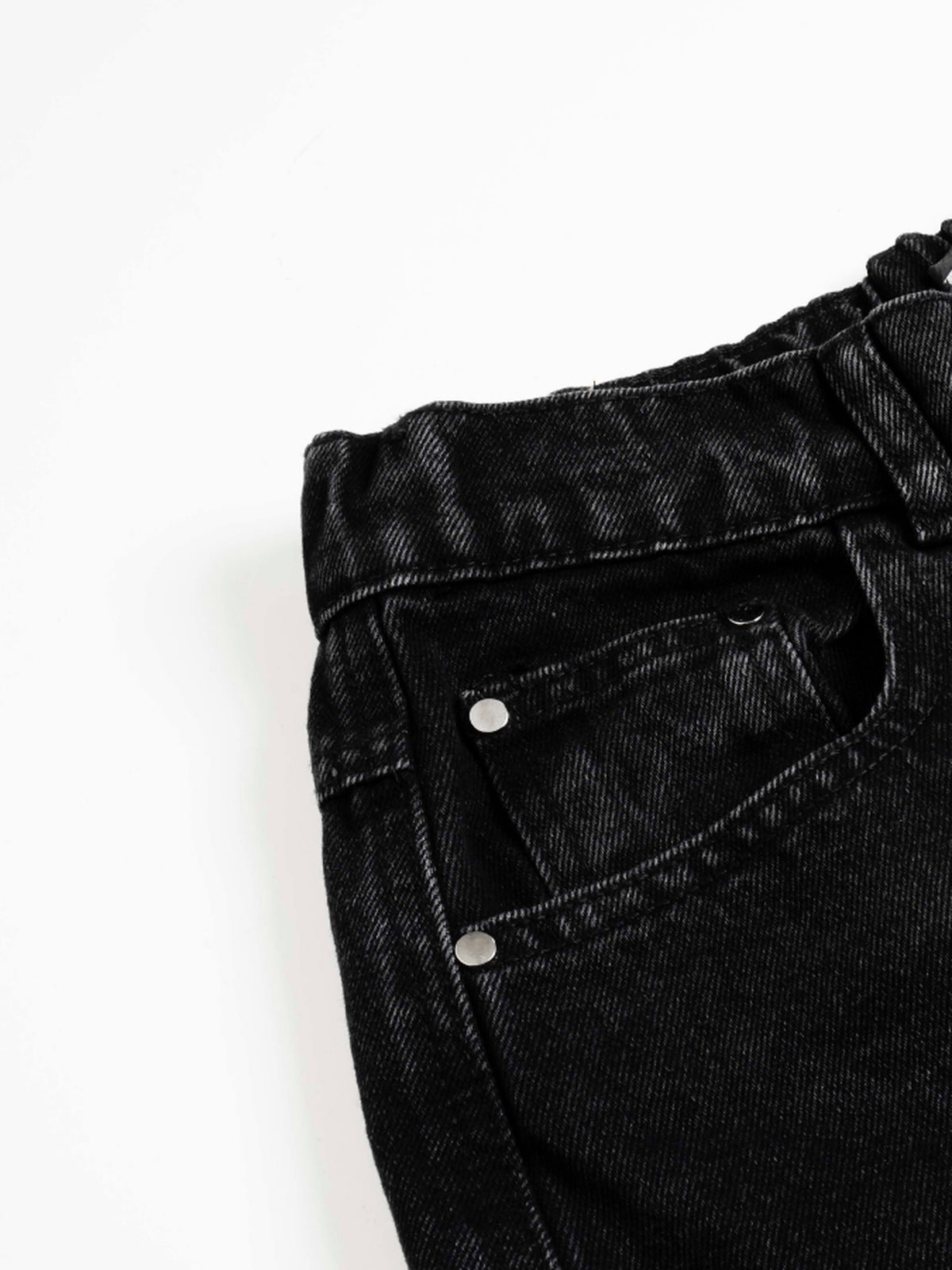 Jorts cargo – negro lavado, detalle de la cintura y el bolsillo | XoKool