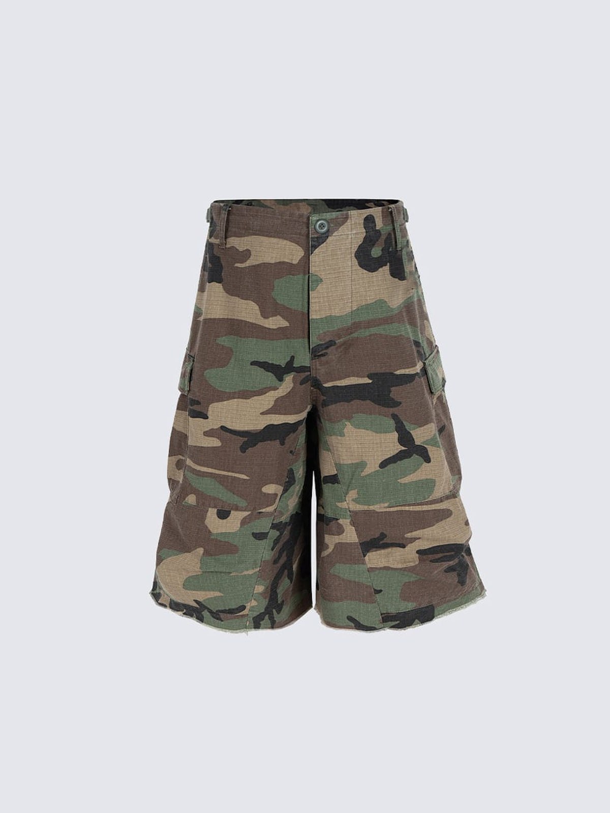 Baggy Cargo Shorts in Woodland Camo mit offenem Saum – Camo, Vorderansicht flach | XoKool