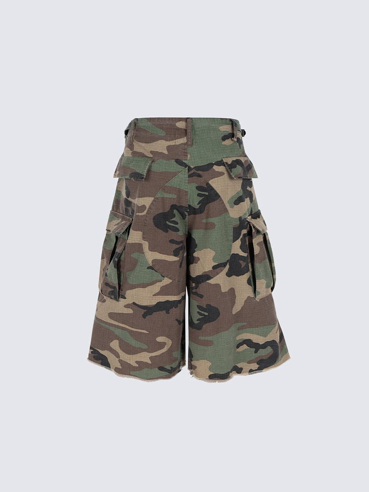 Baggy Cargo Shorts in Woodland Camo mit offenem Saum – Camo, Seitenansicht flach | XoKool