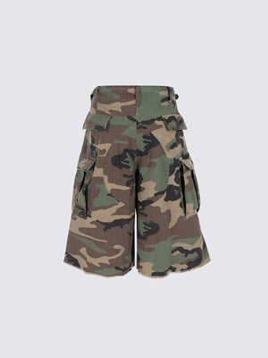 Baggy Cargo Shorts in Woodland Camo mit offenem Saum – Camo, Seitenansicht flach | XoKool