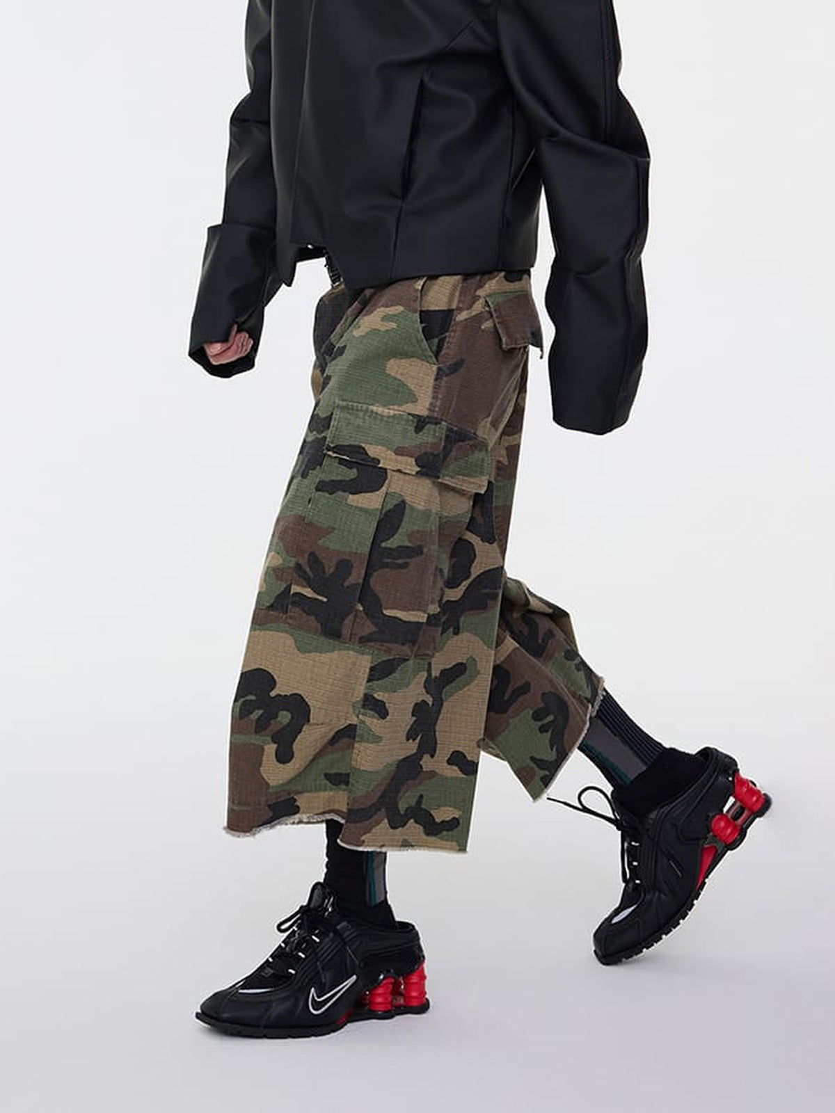 Cargo Shorts in Woodland Camo – am Model, hintere Seitenansicht | XoKool