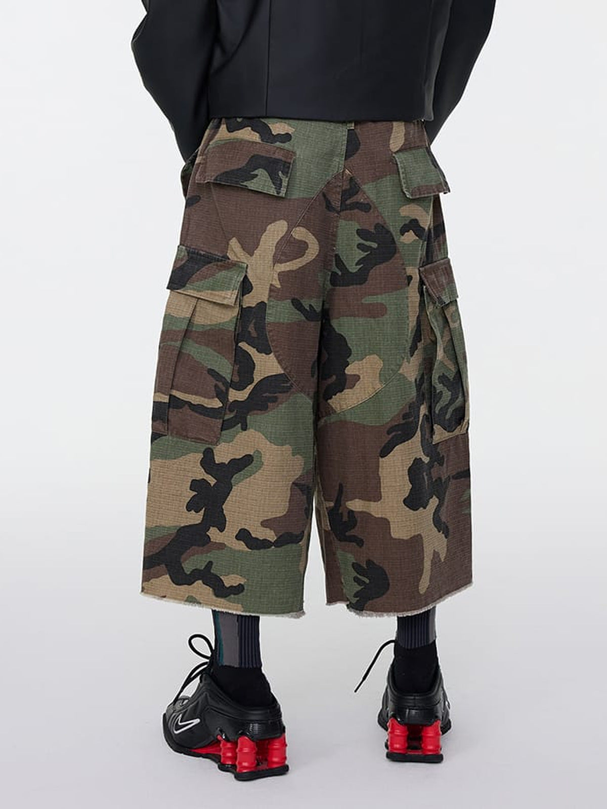 Baggy Cargo Shorts in Woodland Camo mit offenem Saum – am Model, vorne | XoKool
