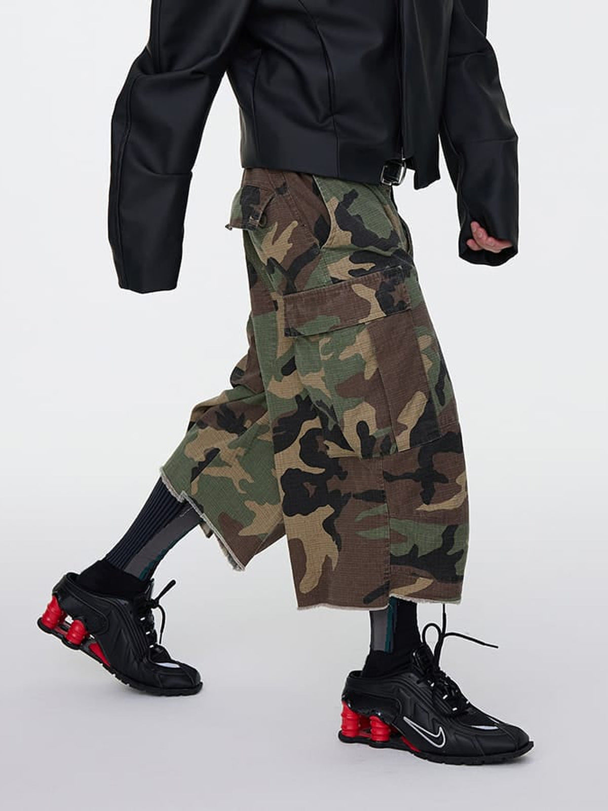 Baggy Cargo Shorts in Woodland Camo mit offenem Saum – am Model, seitlich beim Gehen | XoKool