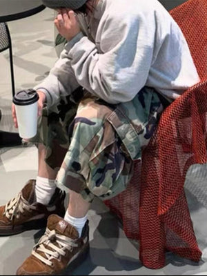 Cargo Shorts in Woodland Camo – Streetfoto, sitzend | XoKool