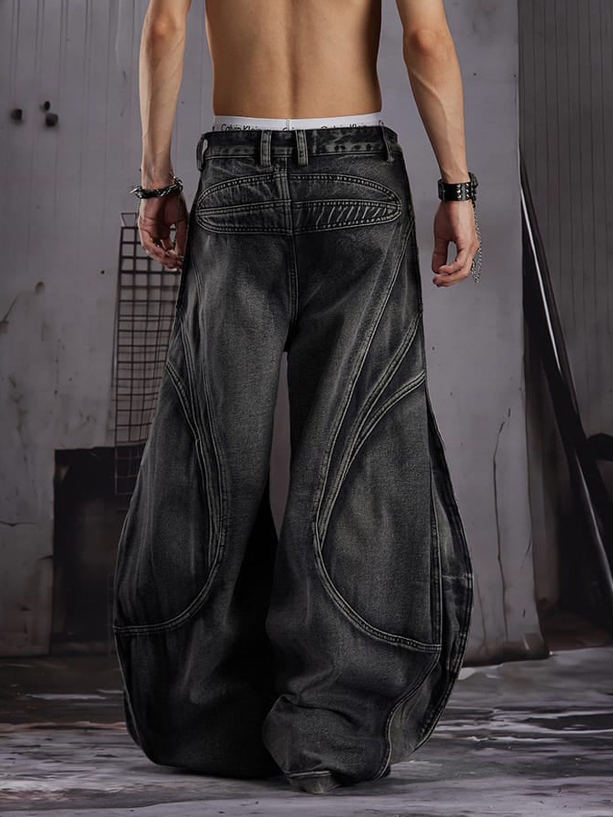 Jeans cargo balloon con bolsillos de ojales – Negro en modelo, trasera | XoKool