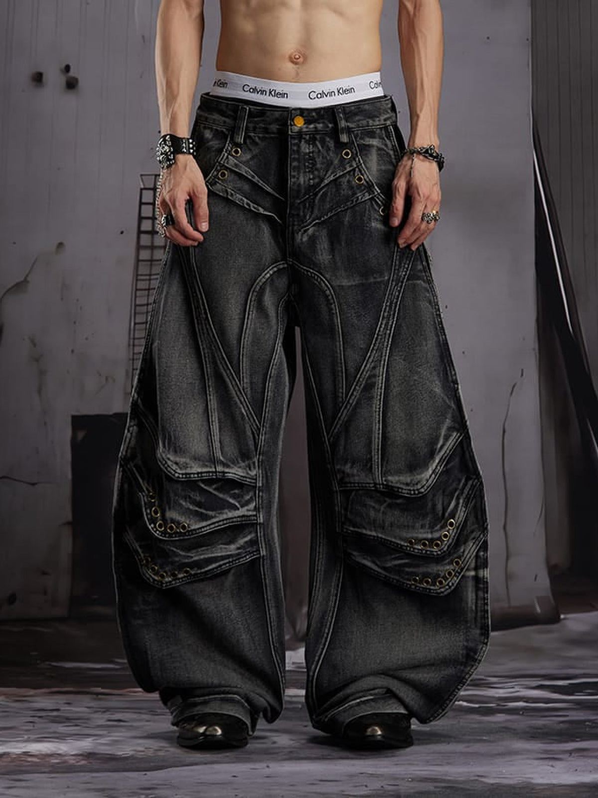 Jeans cargo balloon – Negro en modelo, frontal | XoKool