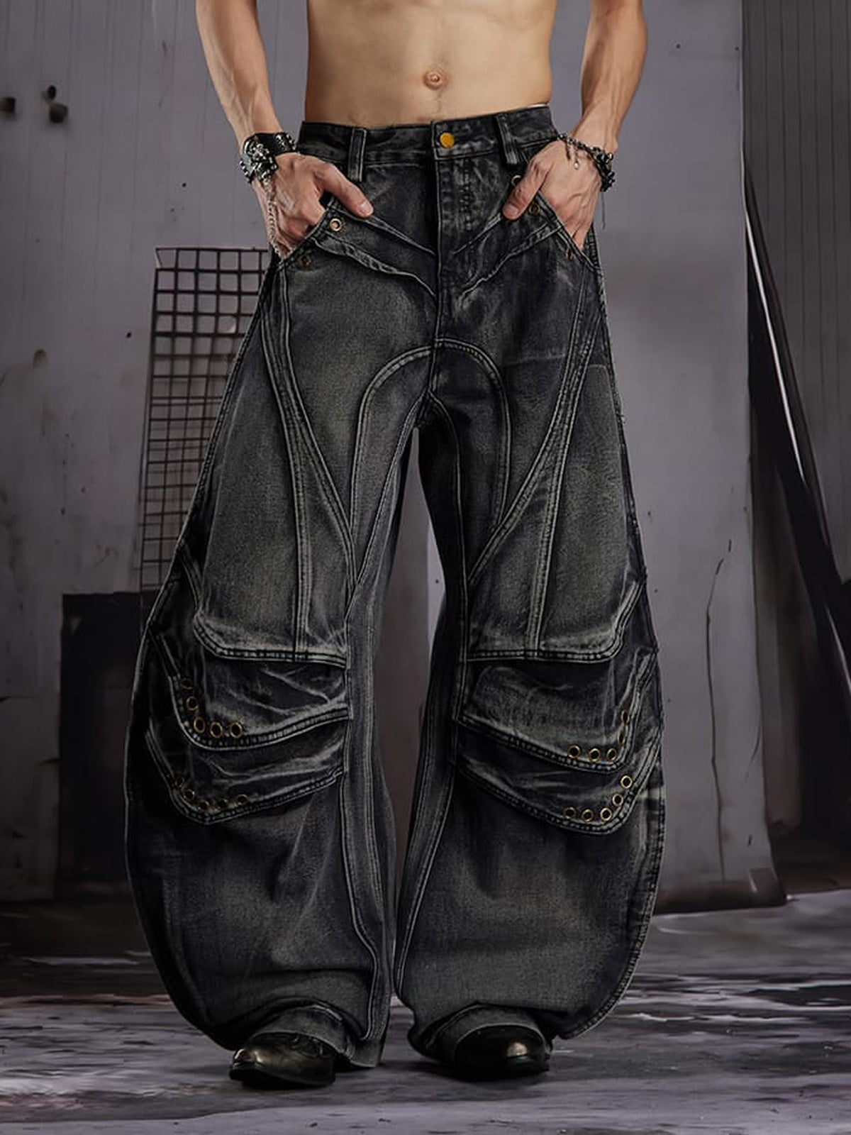 Jeans cargo balloon con bolsillos de ojales – Negro en modelo, frontal | XoKool