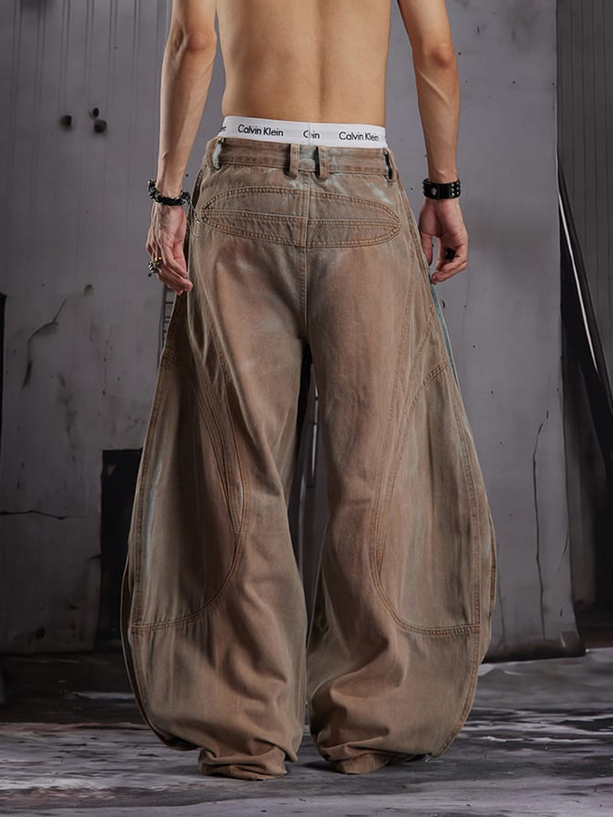 Jeans cargo balloon – Marrón en modelo, trasera | XoKool