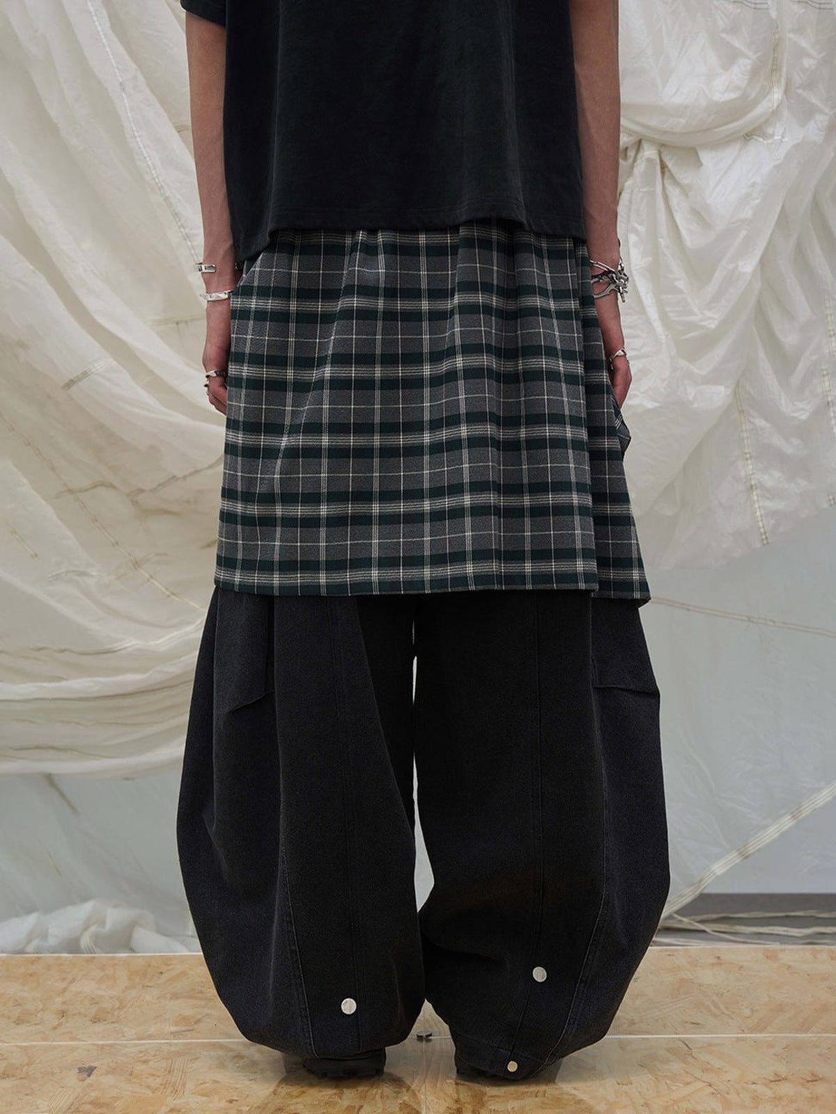 Pantalones en capas – en modelo, vista frontal, cuadros como falda | XoKool