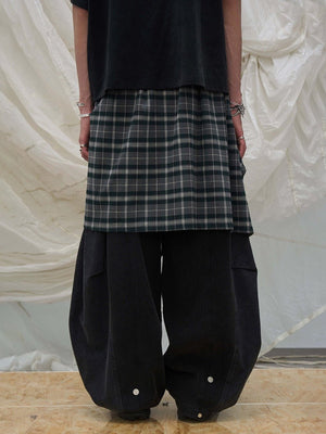 Pantalones en capas – en modelo, vista frontal, cuadros como falda | XoKool