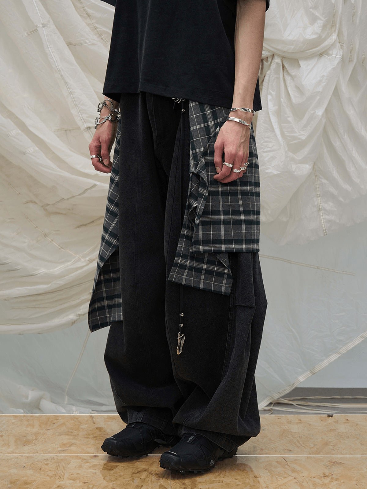 Balloon Pants mit abnehmbarer Karo-Schicht – am Model, seitlich | XoKool
