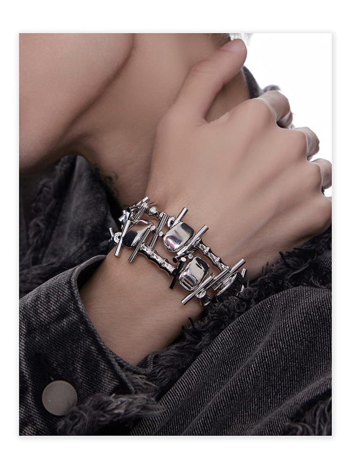 Stacheldraht Gliederarmband mit Knebelverschluss – am Handgelenk, Jeansjacke | XoKool