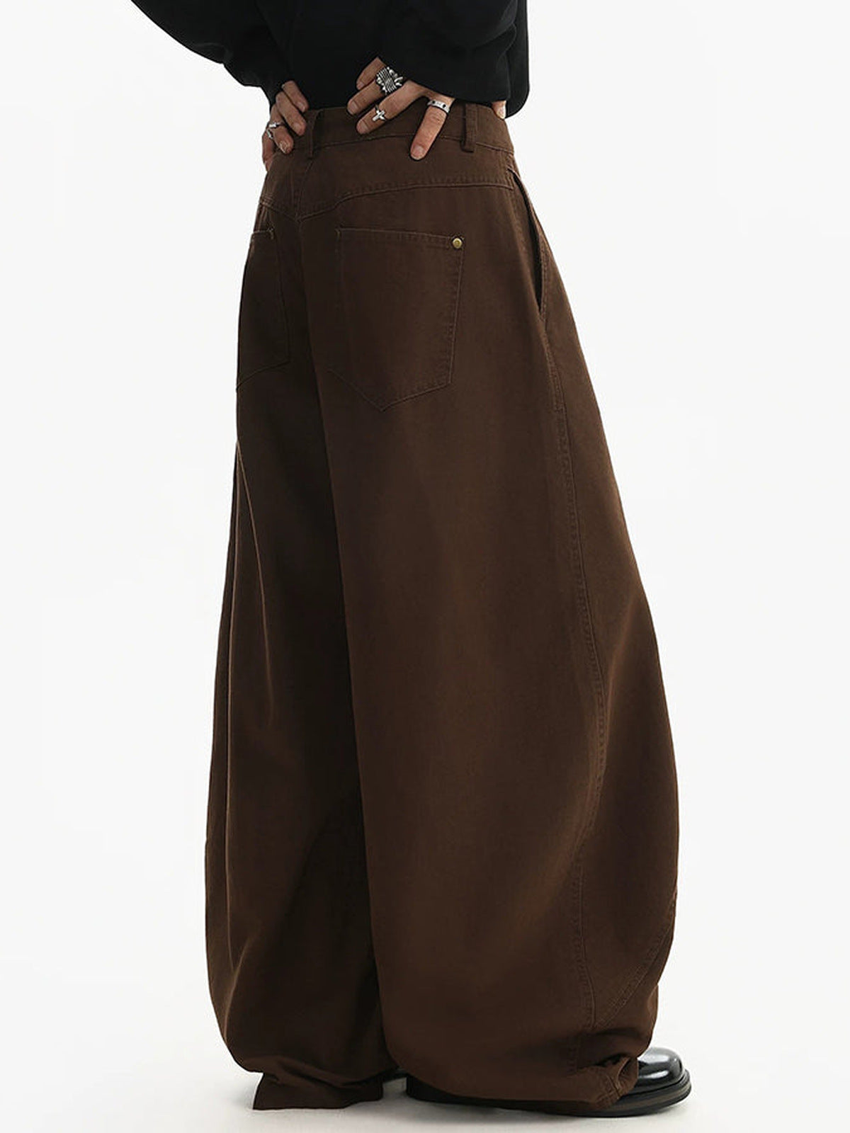 Carpenter pants – Brown, on model back | XoKool