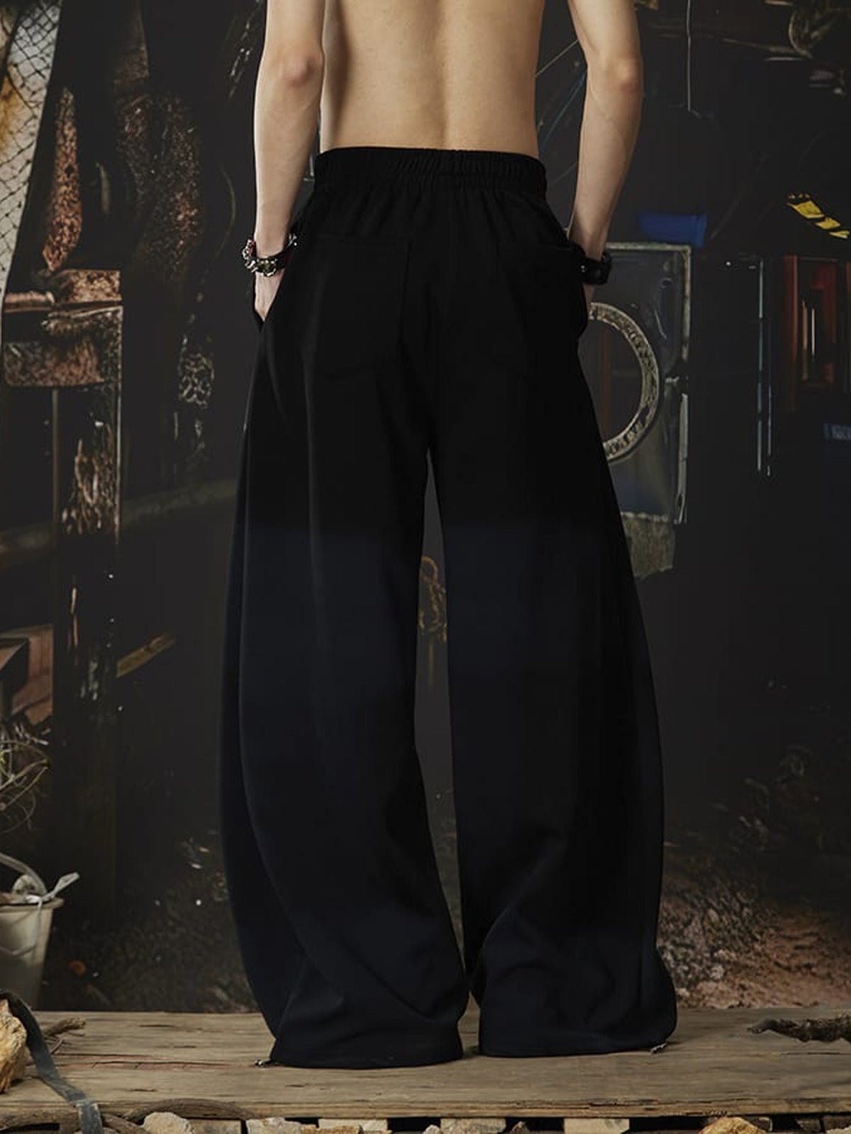 Barrel sweatpants – Black, on model back | XoKool