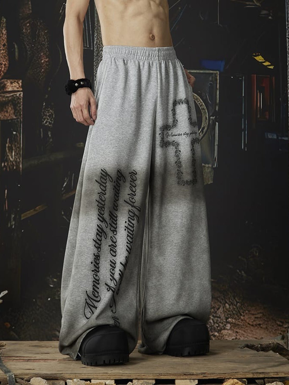 Barrel Leg Jogginghose mit Farbverlauf und Kreuz-Print – Grau, am Model von vorne | XoKool