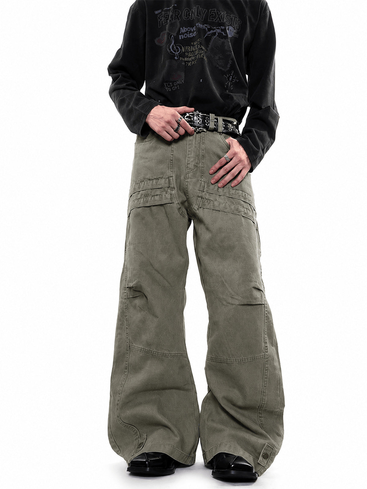 Pantalones barrel con pliegues en las rodillas – en modelo, Verde oliva frontal | XoKool
