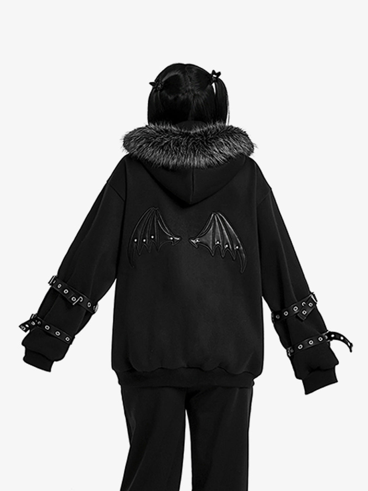 Zip Hoodie mit Fledermausärmeln und Kunstfell-Kapuze – am Model von hinten | XoKool